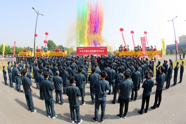 5月17日，山推向中煤平朔集團一次性交付六臺中國最大馬力推土機。